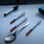 Objets servant à l'injection d'opioïdes retrouvés chez un utilisateur de la Virginie Occidentale, aux États-Unis.