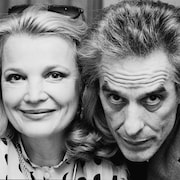 Photo en noir et blanc montrant Gena Rowlands et John Cassavetes en gros plan.