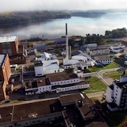 Une usine se trouve en bordure d'une rivière.