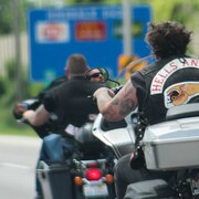 Deux motards des Hells Angels circulent sur une autoroute.