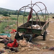 Bord d'une route de campagne du Kosovo au lendemain du cessez-le-feu qui mettait fin à deux ans de guerre ouvertge, en juin 1999.