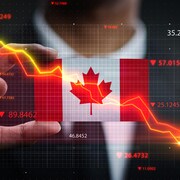 Un graphique en baisse devant un drapeau canadien, entouré de chiffres symbolisant des indices économiques.