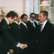 Le shah donne la main aux nouveaux membres du cabinet qu'il vient de nommer juste avant son départ pour l'Égypte. 
