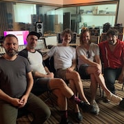 Les cinq musiciens du groupe Karkwa dans un studio d'enregistrement.