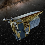 Illustration d'un satellite, en forme de télescope, qui parcourt le ciel noir et étoilé de l'espace.