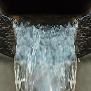 Gros plan sur une conduite d'eaux usées qui déverse son contenu.