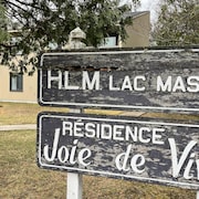 Un panneau du HLM Lac Masson annonçant la Résidence Joie de Vivre.