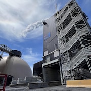 Un édifice industriel de 4 étages et un dôme blanc dans une usine.