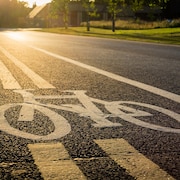 Une piste cyclable ensoleillée.