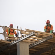 Deux employés de la construction sur un chantier.