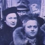 Photographie de Léa Roback habillée tout de noir lors de la grève des midinettes de 1937 