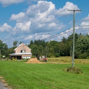 Une petite ferme à proximité de Fredericton, avec un tracteur.