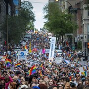 Des manifestants vêtus de toutes les couleurs.