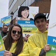 Deux manifestants vêtus d'imperméables jaunes.