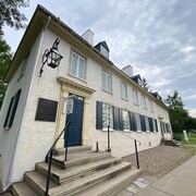 Le Manoir Mauvide-Genest vu de l'extérieur.