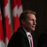 Marc Miller vu de profil, durant une conférence de presse.