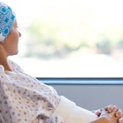 Une patiente souffrant du cancer se repose après un traitement de chimiothérapie