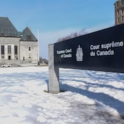 Un édifice ainsi qu'un panneau sur lequel on peut lire : Supreme Court of Canada/Cour suprême du Canada.