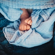 Gros plan sur les pieds d'un bébé enveloppés dans des couvertures.