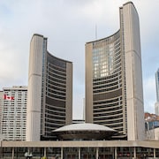 La place Nathan Phillips et l'hôtel de ville de Toronto.