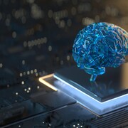 Un montage montre un cerveau et des pièces électroniques.