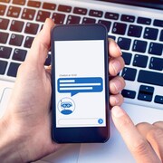 Une personne interagit avec un robot conversationnel sur son téléphone intelligent.
