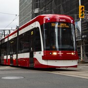 Un tramway à l'intersection de Yonge et Queen à Toronto.