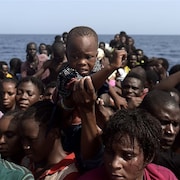 Des migrants sur un bateau, dont des enfants.