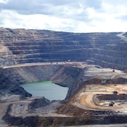Une immense mine à ciel ouvert à Fermont.