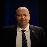 Portrait de Ian Lafrenière dans un studio de Radio-Canada.