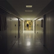 Un homme dans un long couloir. 