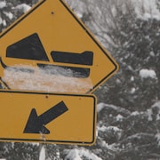 Un panneau de signalisation indiquant la présence de motoneiges.