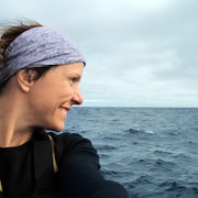 Mylène Paquette sur son bateau en mer.