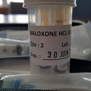 Une fiole renfermant une dose de naloxone