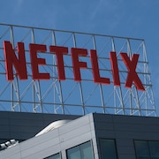 Le logo de Netflix installé au-dessus d'un bâtiment.
