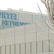 Dans un ciel hivernal, sur un édifice non identifié, la bannière de Nortel Networks. 