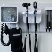 Des outils de médecins sont accrochés sur un mur.