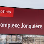 Le panneau à l'entrée de l'aluminerie Rio-Tinto à Arvida