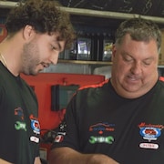 Peter Solly et son fils Josh dans leur atelier.