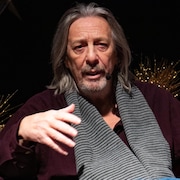 Serge Fiori discute en gesticulant.