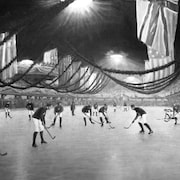 L'image en noir et blanc montre les joueurs en action.