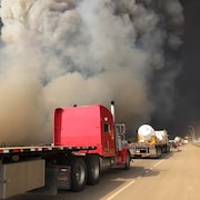 Des véhicules quittent la ville de Fort McMurray lors des feux de forêt en 2016.