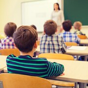 Des élèves dans une classe d'école.