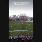 Des joueurs de soccer professionnels en plein match.