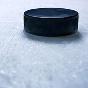 une rondelle de hockey sur la patinoire en gros plan