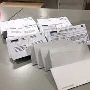 Des enveloppes qui accueillent les bulletins de vote postaux. 
