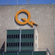 Le logo d'Hydro-Québec sur le siège social à Montréal. 