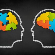 Deux dessins de têtes humaines avec le cerveau représenté comme un puzzle. Celui de gauche a un puzzle tout emmêlé comparé à celui de droite dont le puzzle est correctement imbriqué.