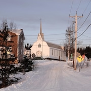 L'église de Tête-à-la-Baleine, qui se trouve au cœur du village tout près de la caisse Desjardins, de l'école Gabriel-Dionne et du magasin général.