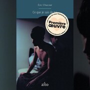 La couverture du roman  « Ce que je sais de toi », d’Éric Chacour: La photo d'une personne assise sur un lit dans l'ombre. Au fond, on distingue une autre personne adossée au mur. 